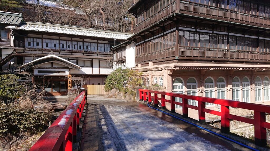 アニメの舞台とされる積善館